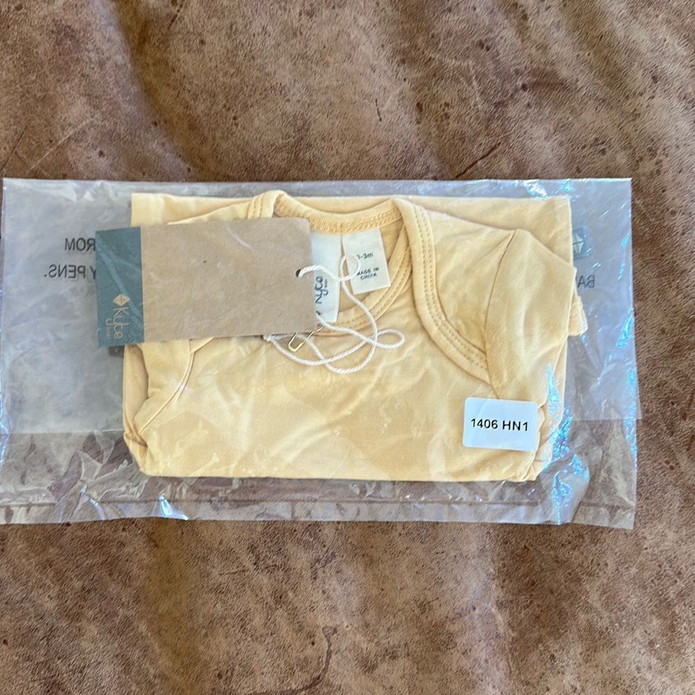 Kyte baby short sleeve body suit in Honey